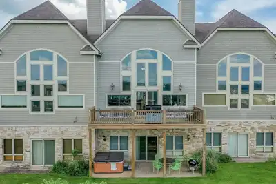 Image de Maison de ville attrayante de 3 chambres avec bain à remous offrant une vue imprenable!