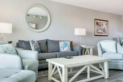 Image de Unité 403 - Entièrement rénové en 2018, vue sur Gulf Beach, service de plage Gratuit