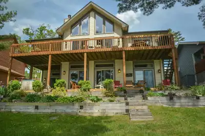 Image de Exquise Lakefront Home explose avec des commodités!