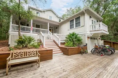Colonel's Cottage est un spacieux 5br / 4. 5ba home set dans la forêt maritime de Bhi!