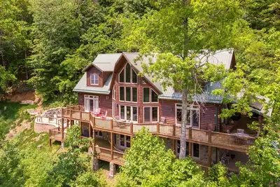 Image de A High Country Retreat - Maison de luxe Boone sur 10 acres avec bain à remous et table de billard