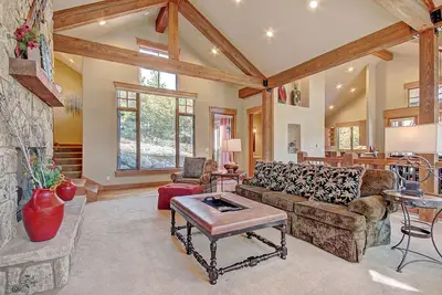 Image de Belle Executive Home Situé sur le terrain de golf de la rivière avec une vue extraordinaire