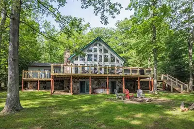 Image de Spacieuse maison de 4 chambres avec bain à remous au bord du lac Deep Creek!