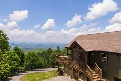 Image de Aussies Den - Vues panoramiques sur les montagnes, bain Ă remous, table de billard!