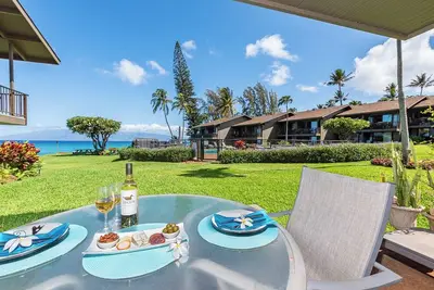 Image de Old Hawaii Inside avec une végétation luxuriante à l'extérieur