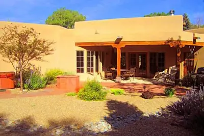 Image de Bella Villa dans le luxe de la ville, climatisation centrale, bain à remous à pied de la cour fermée de la place