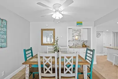 Image de Chic Coastal Retreat - Condo entièrement rénové sur le front de mer (617)