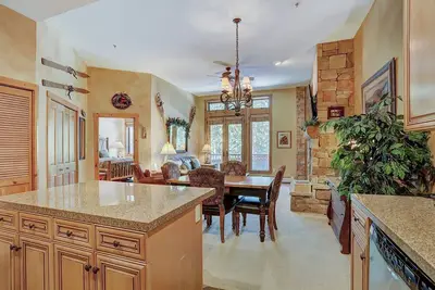 Image de L'un des plus grands chalets de ski de 1 chambre à ski dans Keystone!