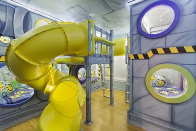 Image de Fun Fun de luxe avec salle pour enfants avec toboggan, piscine, bain à remous, théâtre, salle de jeux, etc.