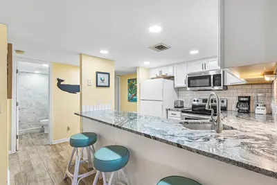 Image de Déballez et détendez-vous dans ce charmant condo en front de mer au rez-de-chaussée (118)