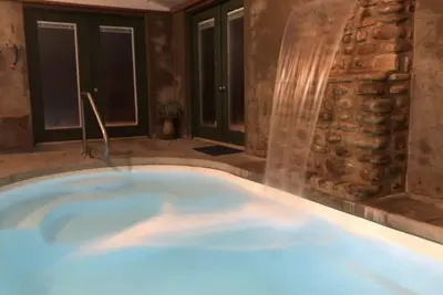 Image de Cabine pour 2 piscine intérieure chauffée et cascade toutes privées!