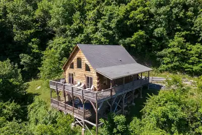 Image de 3 Peaks Lodge - Prix SPÉCIAUX D'ÉTÉ! - Cabine de charme avec une vue magnifique, bain à remous et table de billard!