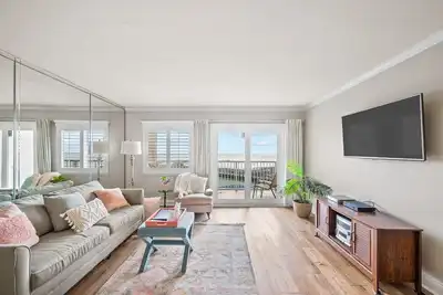 Image de Doux rêves sont faits de cette! Condo de luxe rénové en front de mer (306)
