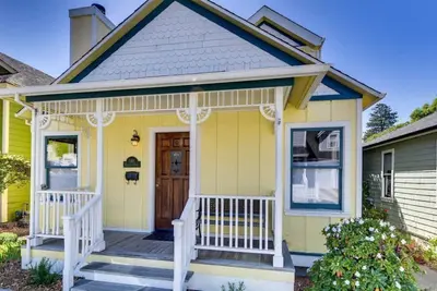 Image de Victorian Dollhouse - Pacific Grove Victorian - Près de la plage