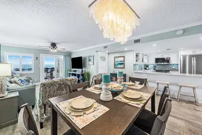 Image de C'est la vie à la plage! Une vue imprenable sur l'océan et élégamment rénové (518)