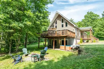 Image de Terrain boisé calme avec foyer et grande terrasse