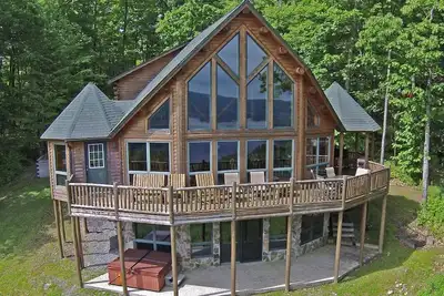 Image de Vue imprenable sur le lac avec piscine communautaire et accès au lac!