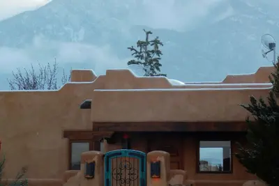 Image de House of the Turquoise Porte vue de 360 ​​degrés avec cour fermée