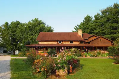 Image de 5 maisons de bois restaurées avec élégance, remplies d’œuvres d’art et de loisirs. Totalement unique!