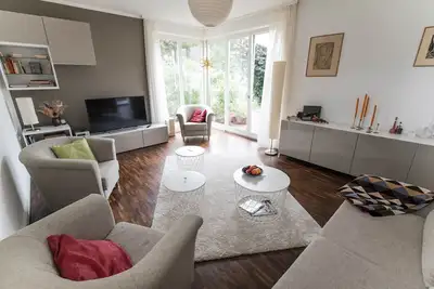 Image de Spacieuse, maison de rêve moderne dans un endroit calme