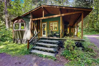 Image de Cozy chalet riverain les chiens w / charme baignoire intérieure et chaud!