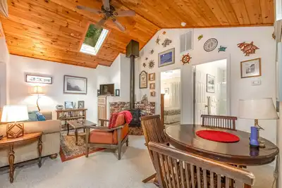Image de Dog-friendly, escapade de montagne moderne-rustique avec des caractéristiques confortables