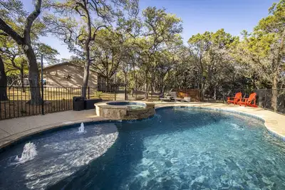 Image de Hilltop Hideaway - 14 acres pittoresques! Comprend Charmant «Bunkhouse» et 12 personnes!