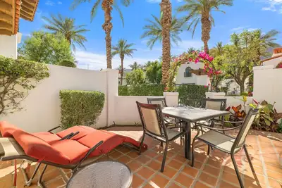 Image de Un Simple Story One Bedroom Spa Villa sur le Paseo principal à La Quinta Resort!