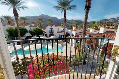 Image de Une villa spa en bas avec une chambre et un lit King près du spa La Quinta!