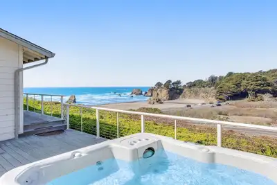 Image de Maison privée front de mer w / bain à remous privé - à distance de marche de l'océan!