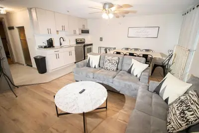 Image de Ml245 Pour la famille! -Sleeps 10- 3br / 3ba Wi-Fi Village Parking!