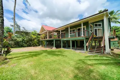 Image de Hanalei Beach House. À quelques pas de la plage et de la ville.