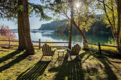 Image de Waterfront Cottage Ă Deer Harbor. Spa et amenez le chien!