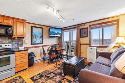 Image de Ml278 Beau parking 2br / 2ba WiFi- à c��t�� du village avec vue sur le lac!
