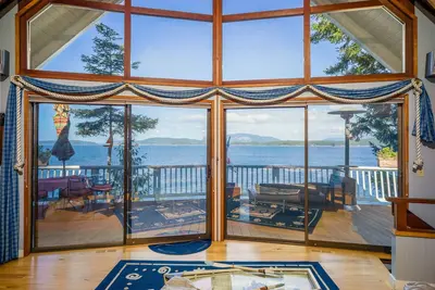 Image de Chalet mignon au bord de l'eau avec une vue imprenable. Près de Friday Harbor