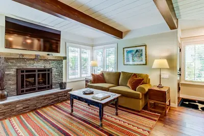 Image de Maison de ville entièrement rénovée, près du ski avec bain à remous et piscine partagés!