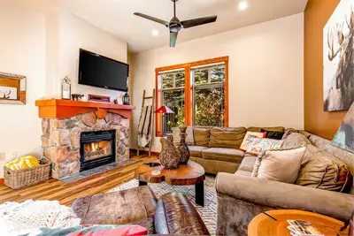 Image de Condo skis aux pieds avec terrasse, vue sur les pistes de ski, piscine et bain Ă remous communs!