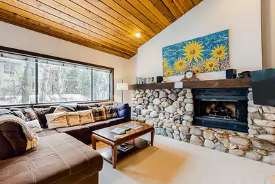 Image de condo confortable avec vue sur la montagne, un bain à remous commun, terrasse privée
