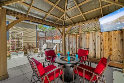 Image de 3729 Ocean Park Sanctuary ~ Marchez jusqu'à la plage et le centre-ville!