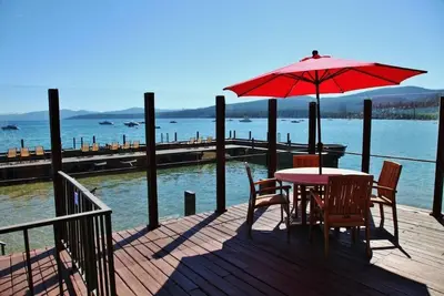 Image de Condo au bord du lac directement sur l'eau, des vues spectaculaires! ! Belle grande terrasse.