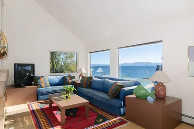 Image de Condo Lakeview avec vue imprenable sur le lac et la montagne, 2 chambres / 2 salles de bain, slps 6