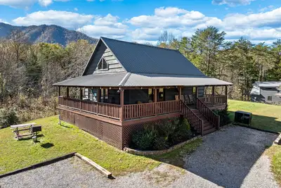 Image de Cabane de style pavillon paisible entourée par la nature avec bain à remous privé