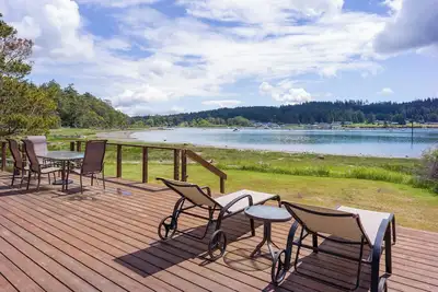 Image de Magnifique maison de débrayage au bord de l'eau Fisherman Bay avec vue sur le village de Lopez