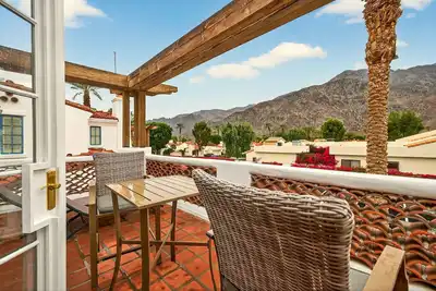 Image de Villa de luxe à l'étage d'une chambre dans un endroit calme avec vues directes sur les montagnes