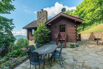 Image de Vue imprenable sur la montagne au lever du soleil à Dancing Bears Cabin