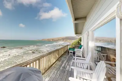 Image de Maison lumineuse en bord de mer avec balcon meublé et vues spectaculaires
