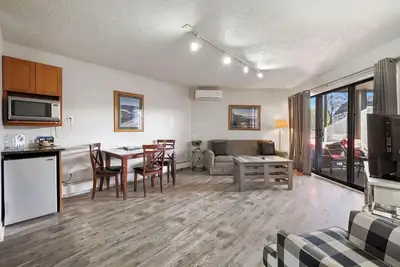 Image de Pourquoi louer une chambre alors que vous pouvez séjourner dans une suite du centre-ville de Charlevoix?