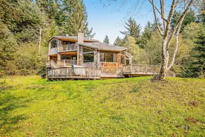 Image de Maison de luxe au bord de la rivière avec plusieurs acres, un bain à remous et des trous pour nager - chiens Ok!