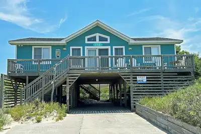 Image de Semi-Oceanfront avec 4 chambres, l'accès direct à la plage et des vues saisissantes sur l'océan