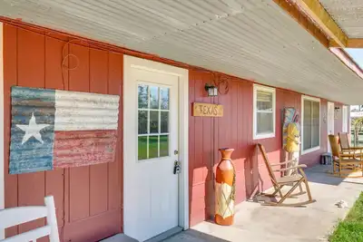 Image de Charmant studio carmin avec terrasse sur la ferme de 60 acres!